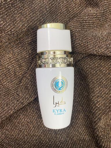 Perfume Kyra Blanche con notas de jazmín y melocotón [1]