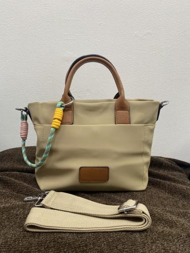 Bolso bandolera beige con asas de mano [1]