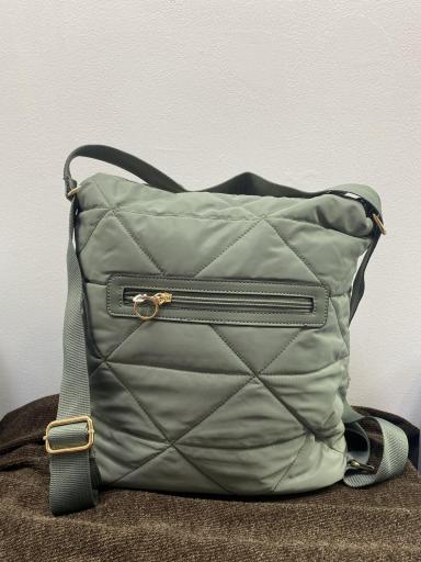 Mochila acolchada color verde con diseño moderno [1]