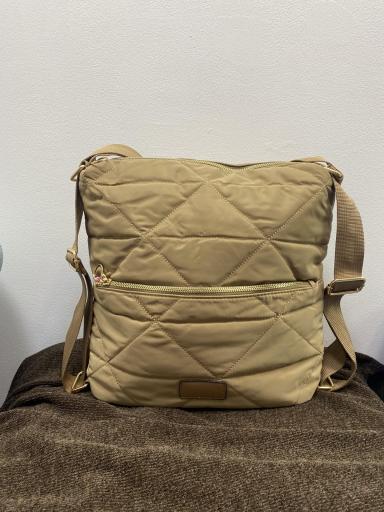 Mochila acolchada amplia con tiras ajustables [0]