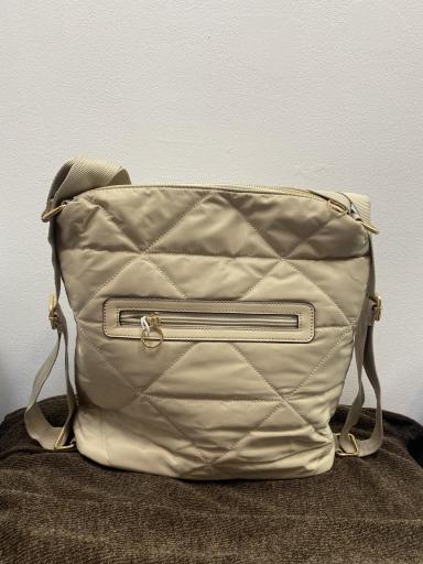 Mochila acolchada con tiras anchas y bolsillo frontal [3]