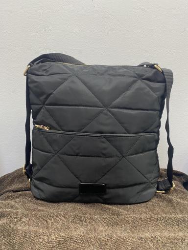 Mochila acolchada color negro de uso diario [2]