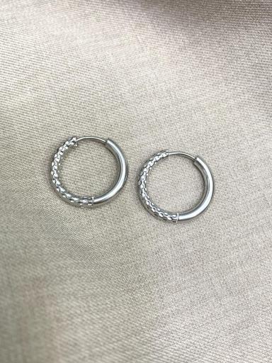 Pendientes de aro de acero plateados texturizados [1]