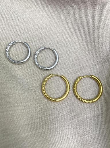 Pendientes de aro de acero dorados con textura