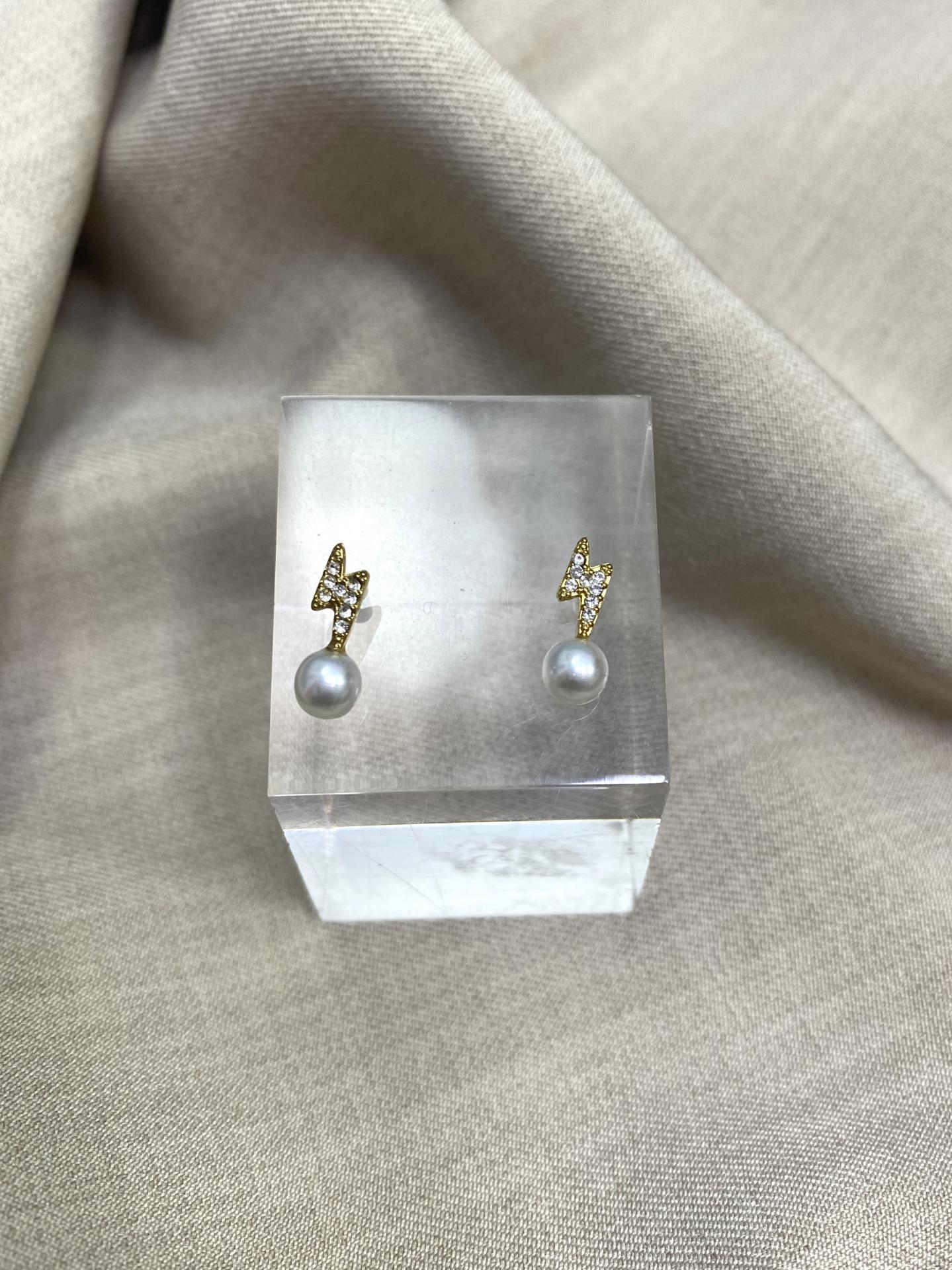 Pendientes de acero dorado con brillantes y perla modelo rayo