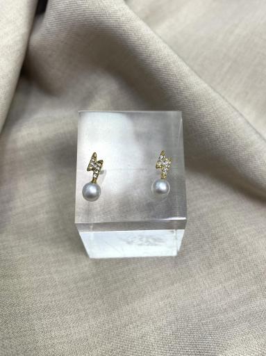 Pendientes de acero dorado con brillantes y perla modelo rayo
