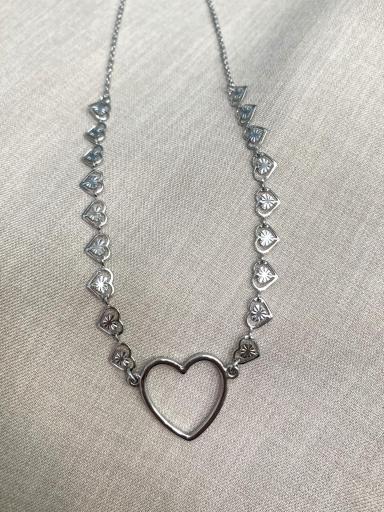 Collar de acero plateado con corazón grande y cadena de corazones pequeños