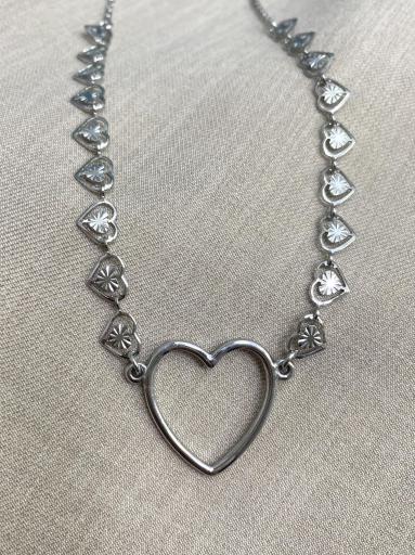 Cadena de corazones pequeños en collar plateado [1]