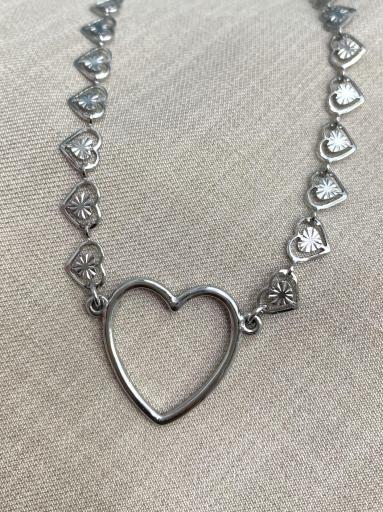 Cadena de corazones pequeños en collar plateado [2]