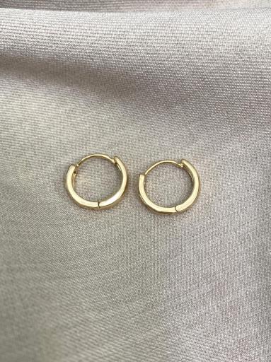 Aros finos dorados con estrellas grabadas [1]