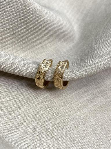 Pendientes elegantes dorados con diseño de estrellas [2]