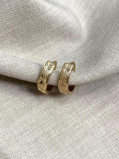 Pendientes de aro dorado con grabado de estrellas