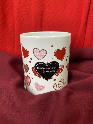 Taza romántica San Valentín con corazones