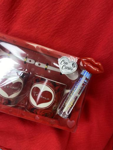Regalo romántico con dos tazas Te Amo y cucharas [1]