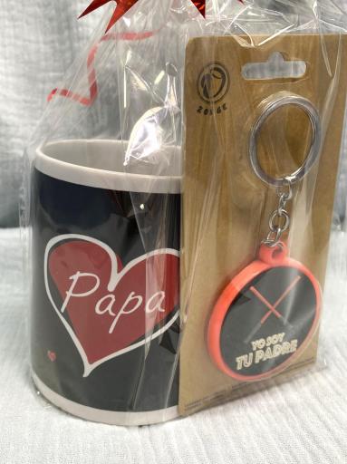 Taza negra con corazón rojo y mensaje Papá [1]