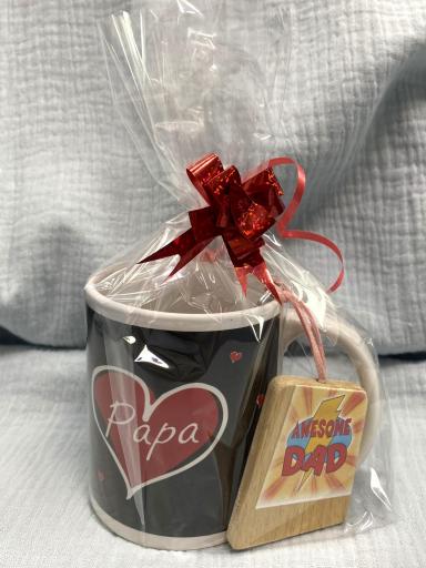 Pack regalo Día del Padre con taza negra Papá y llavero de madera Awesome Dad