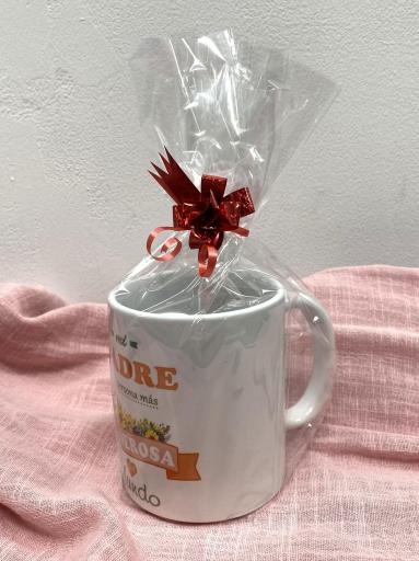 Taza blanca para mamá presentada para regalo con lazo rojo [2]