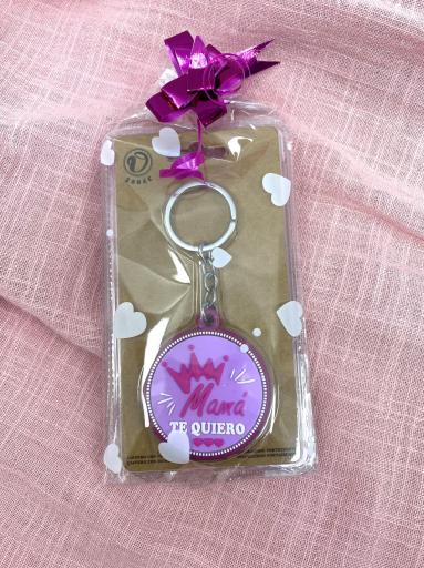 Llavero redondo mamá te quiero preparado para regalo con lazo morado