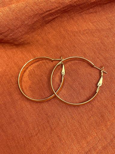Aros dorados minimalistas con acabado brillante [1]