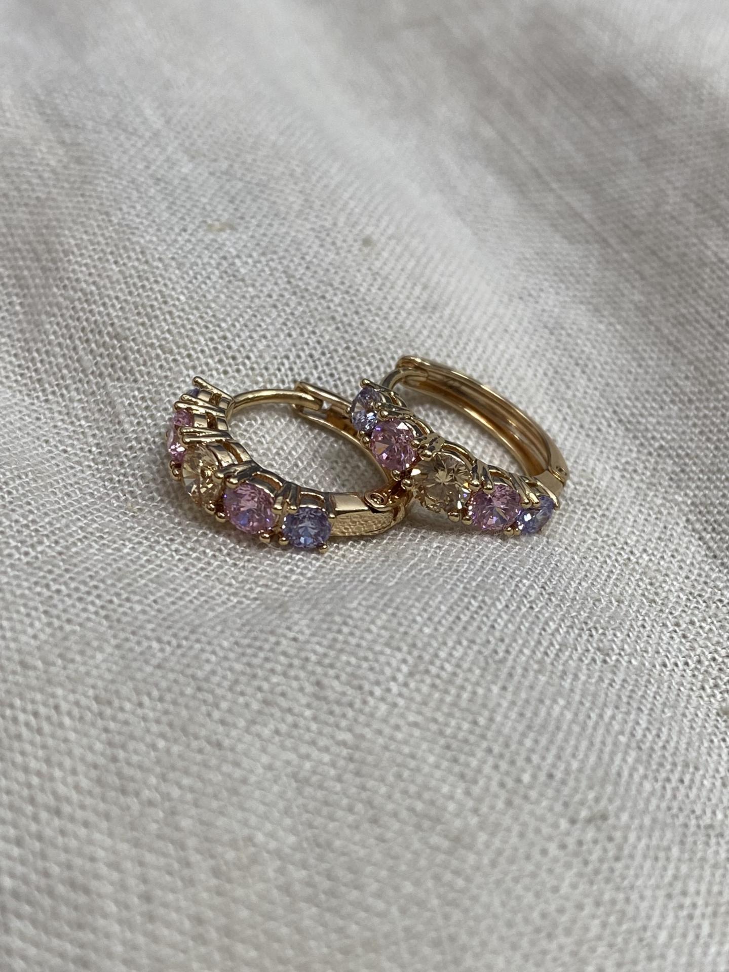 Pendientes pequeños dorados con circonitas de colores para mujer
