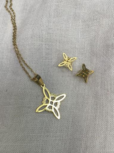 Añade un toque de protección y estilo a tu colección de joyas. [1]