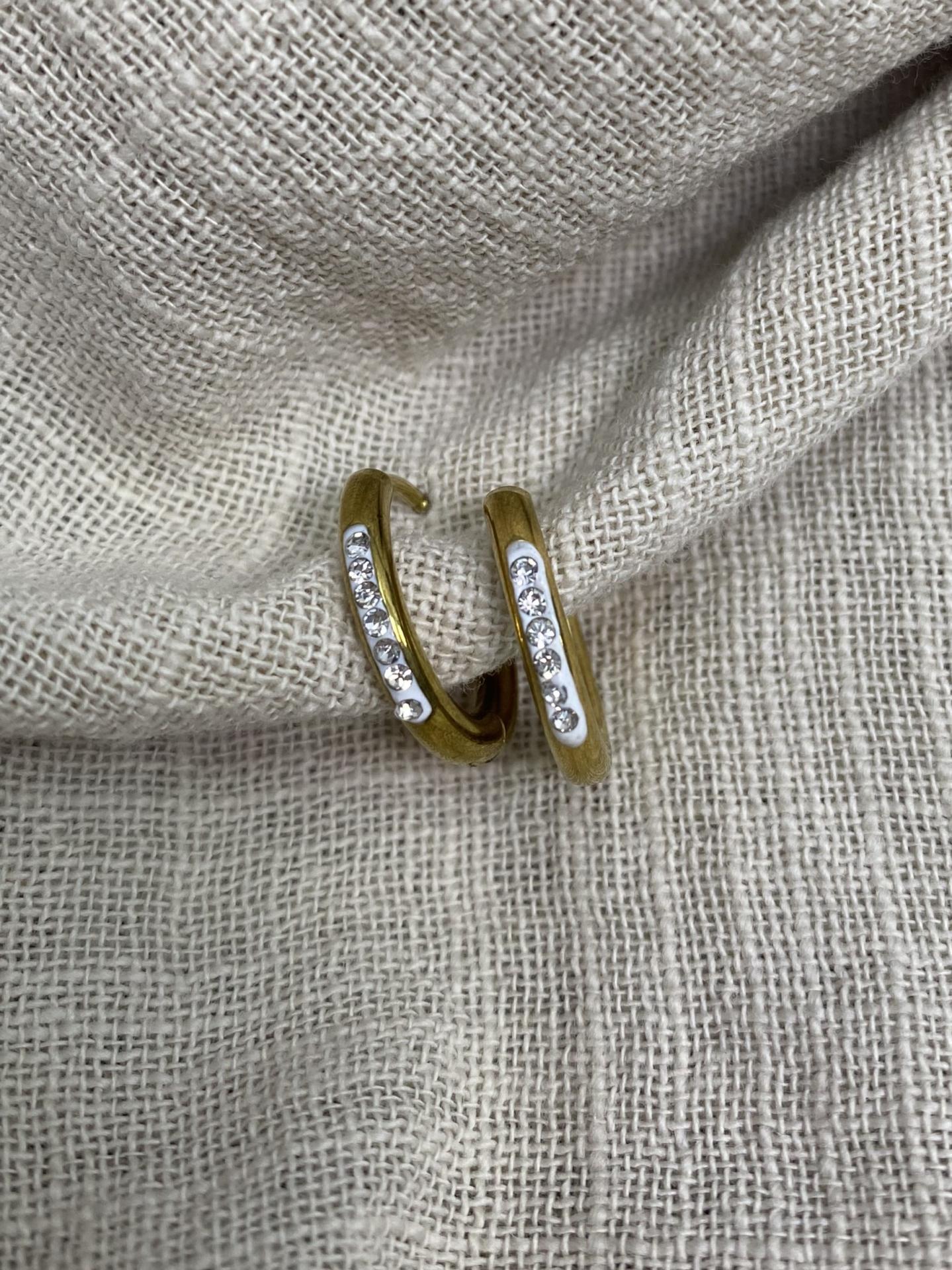 Pendientes de aro de acero dorado con brillos
