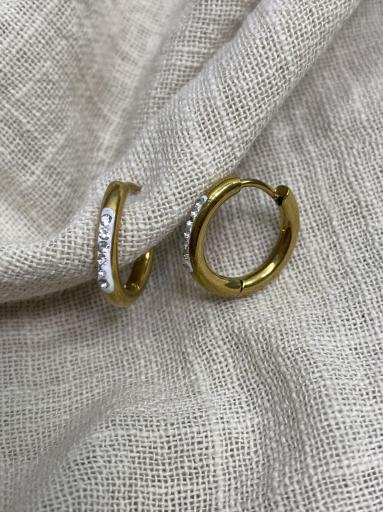 Aros dorados con línea de piedras brillantes [1]