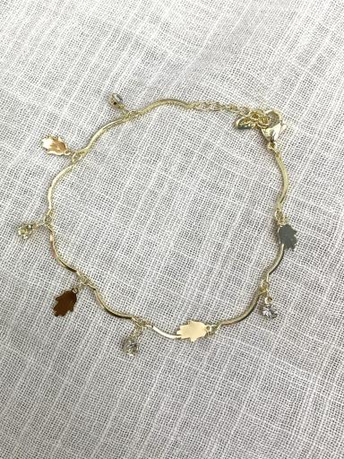 Pulsera fina dorada con amuletos y detalles brillantes [2]