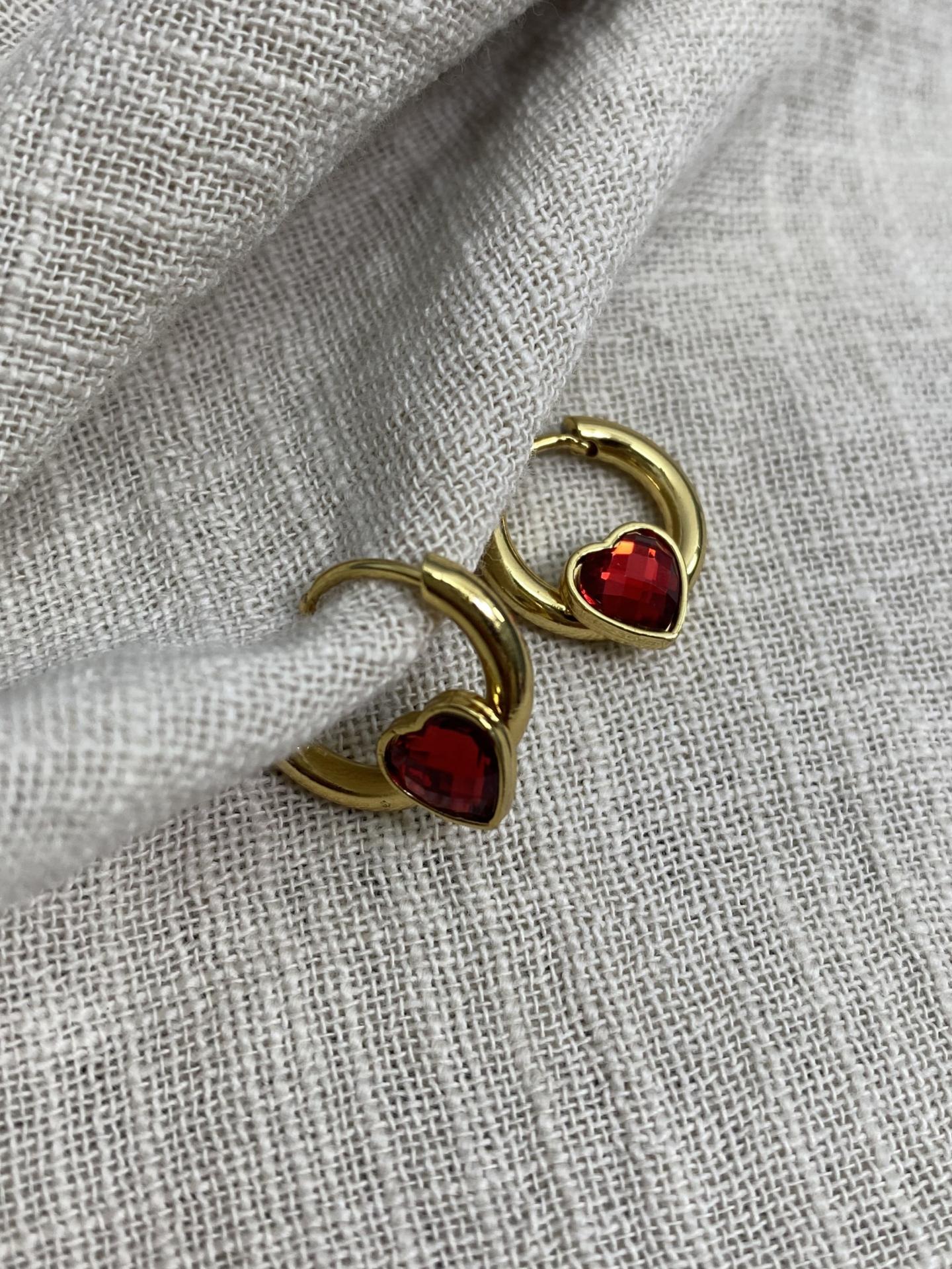 Pendientes de aro dorados de acero con corazón rojo