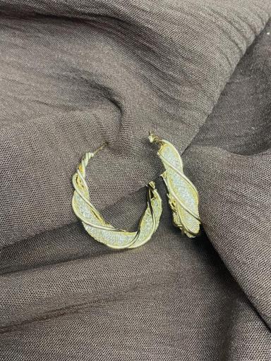 Pendientes dorados modernos con diseño entrelazado [1]