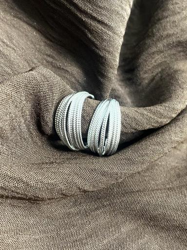 Pendientes de aro plateados de acero con diseño en relieve [0]