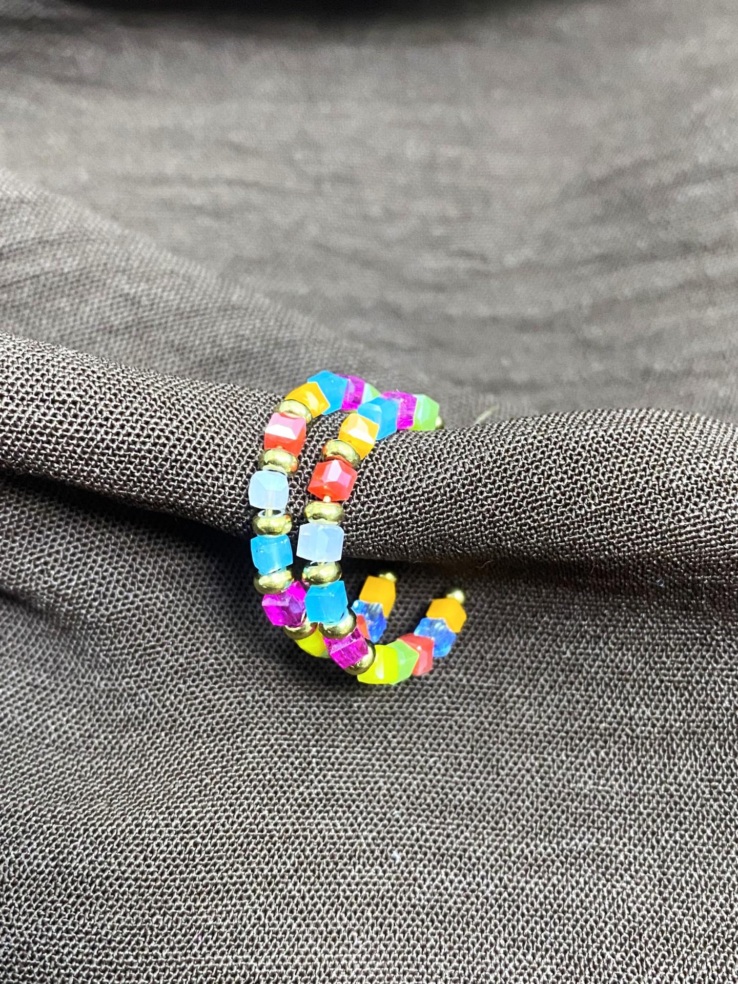 Pendientes de aro con piedras de colores
