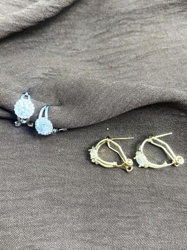 Pendientes redondos con piedra brillante y acabado dorado [1]