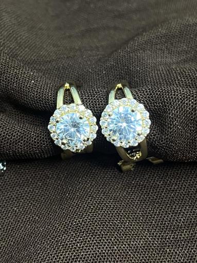 Pendientes plateados elegantes con brillo central [3]