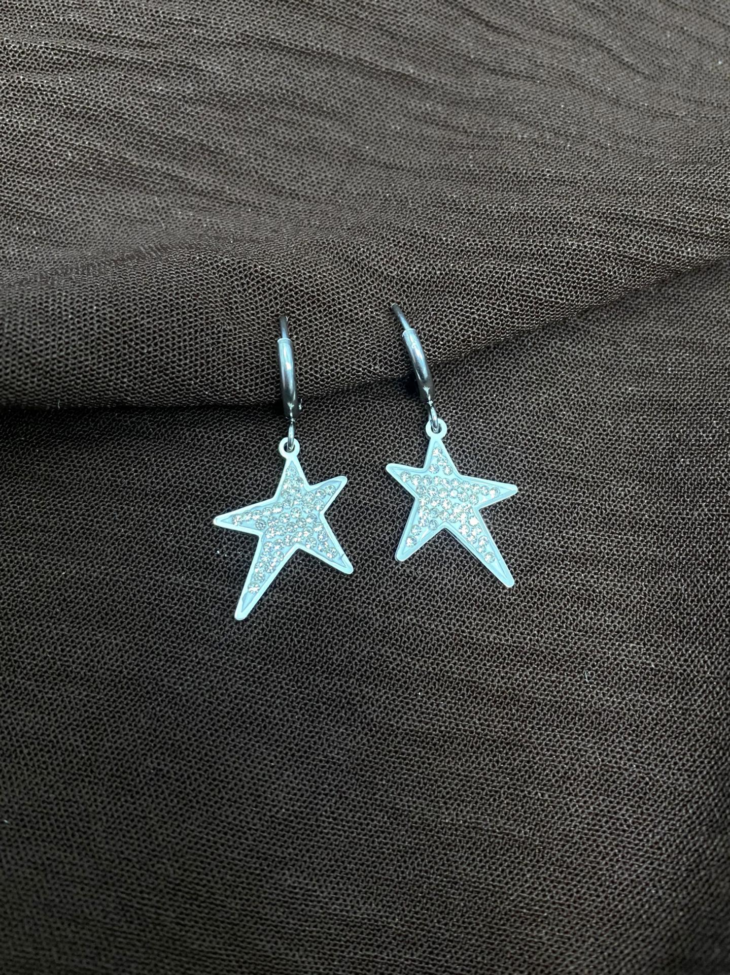 Pendientes de aro plateados con estrella brillante