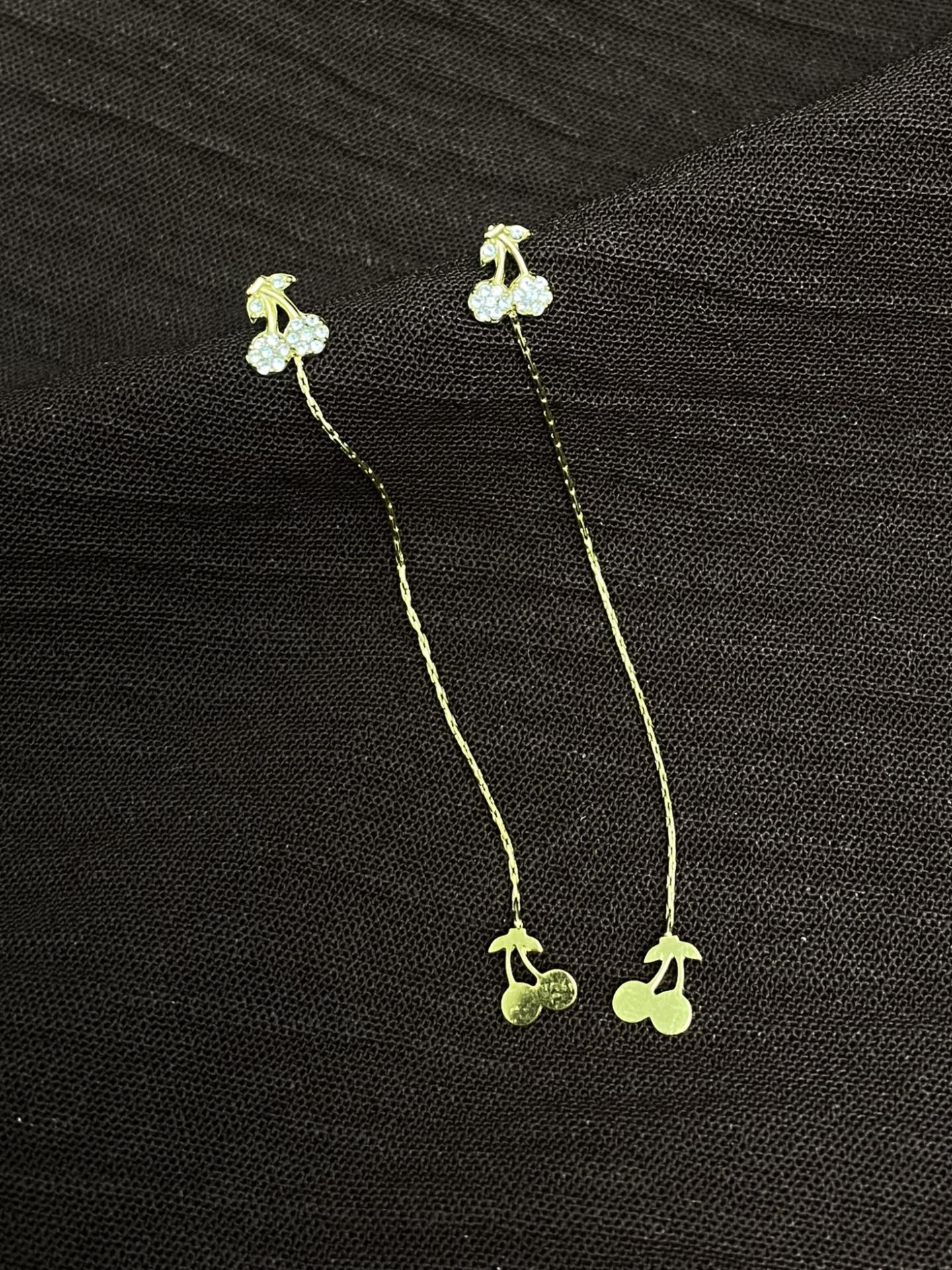 Pendientes largos dorados de cereza con brillo