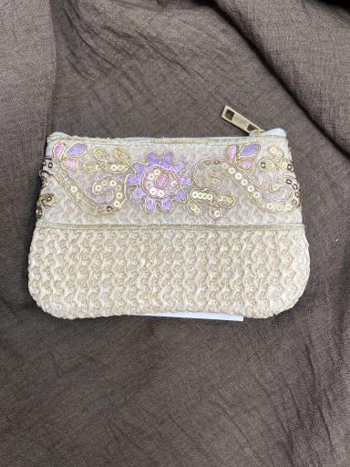 Monedero pequeño de rafia con detalle bordado de colores [1]