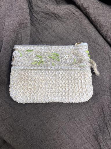 Monedero de rafia natural con cremallera y bordado floral [2]
