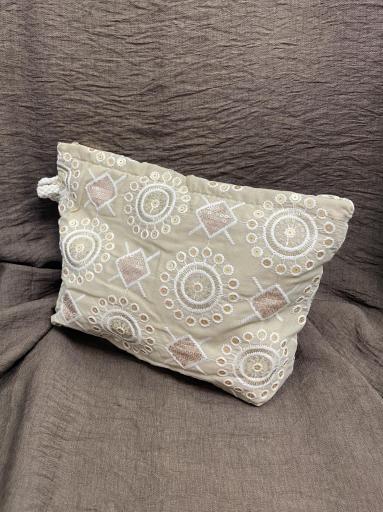 Bolso de mano bordado disponible en blanco y beige [3]