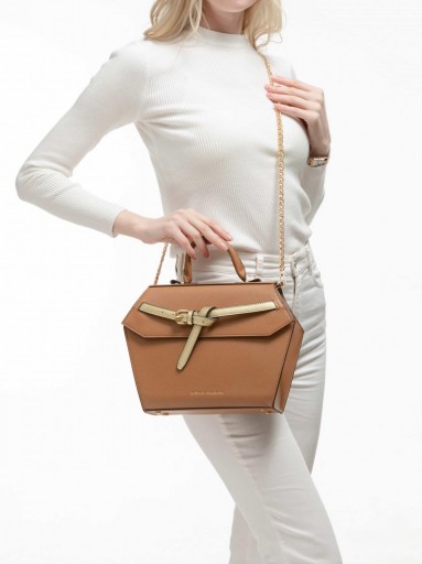 Bolso camel con forma rígida y correa ancha ajustable