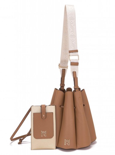 Bolso saco color camel elegante con acabado estructurado [2]