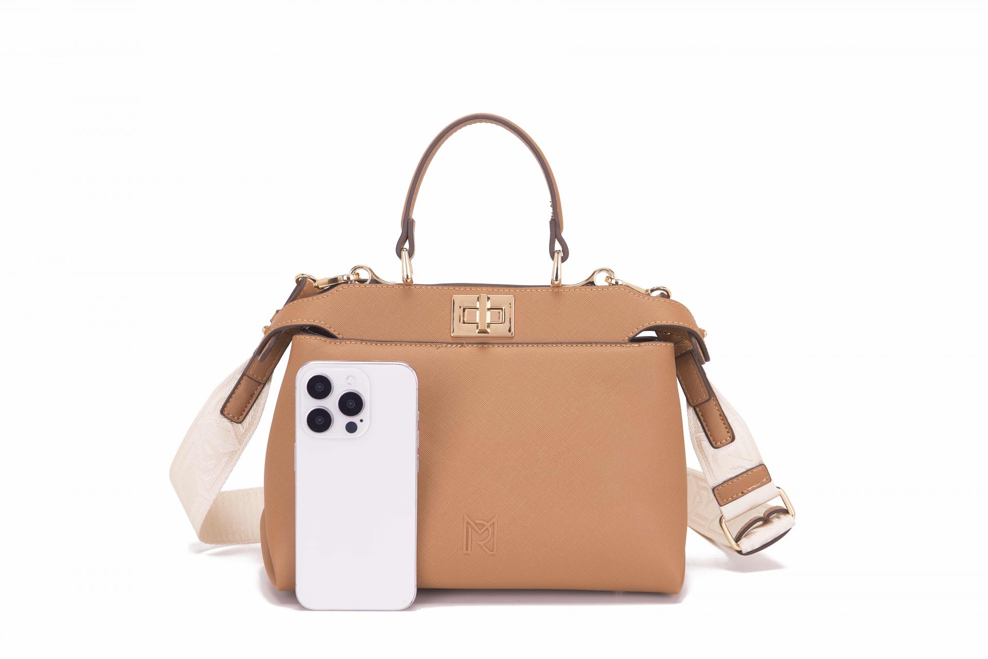 Bolso camel compacto con cierre metálico dorado y asa superior