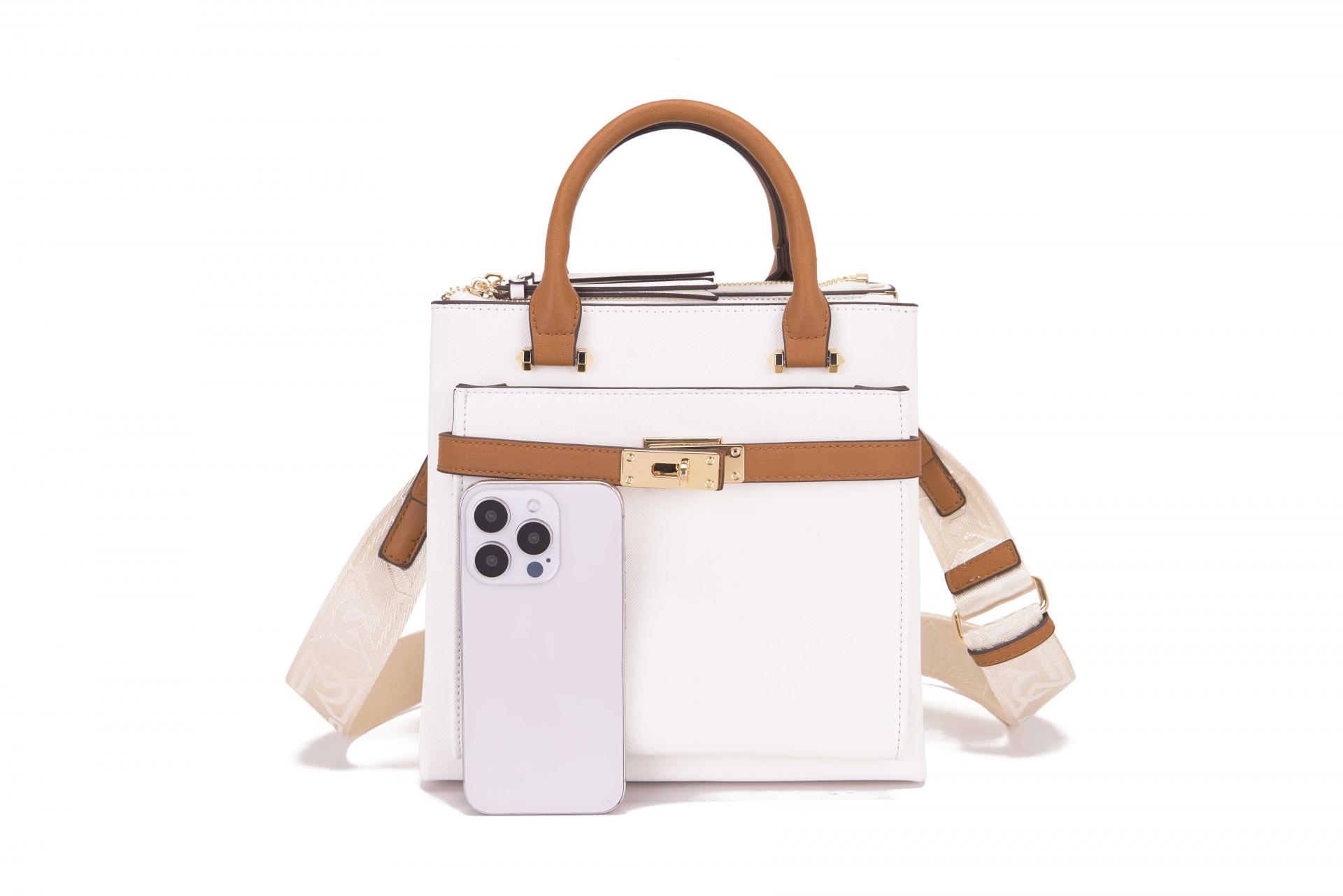 Bolso blanco estructurado con asas marrones y correa beige estampada