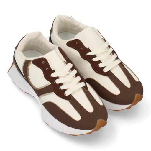 Zapatillas deportivas de mujer marrones y crema con cordones blancos [1]