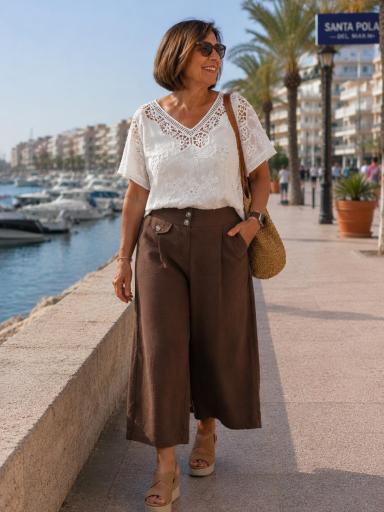 Camiseta blanca de verano con bordado y escote pico [1]