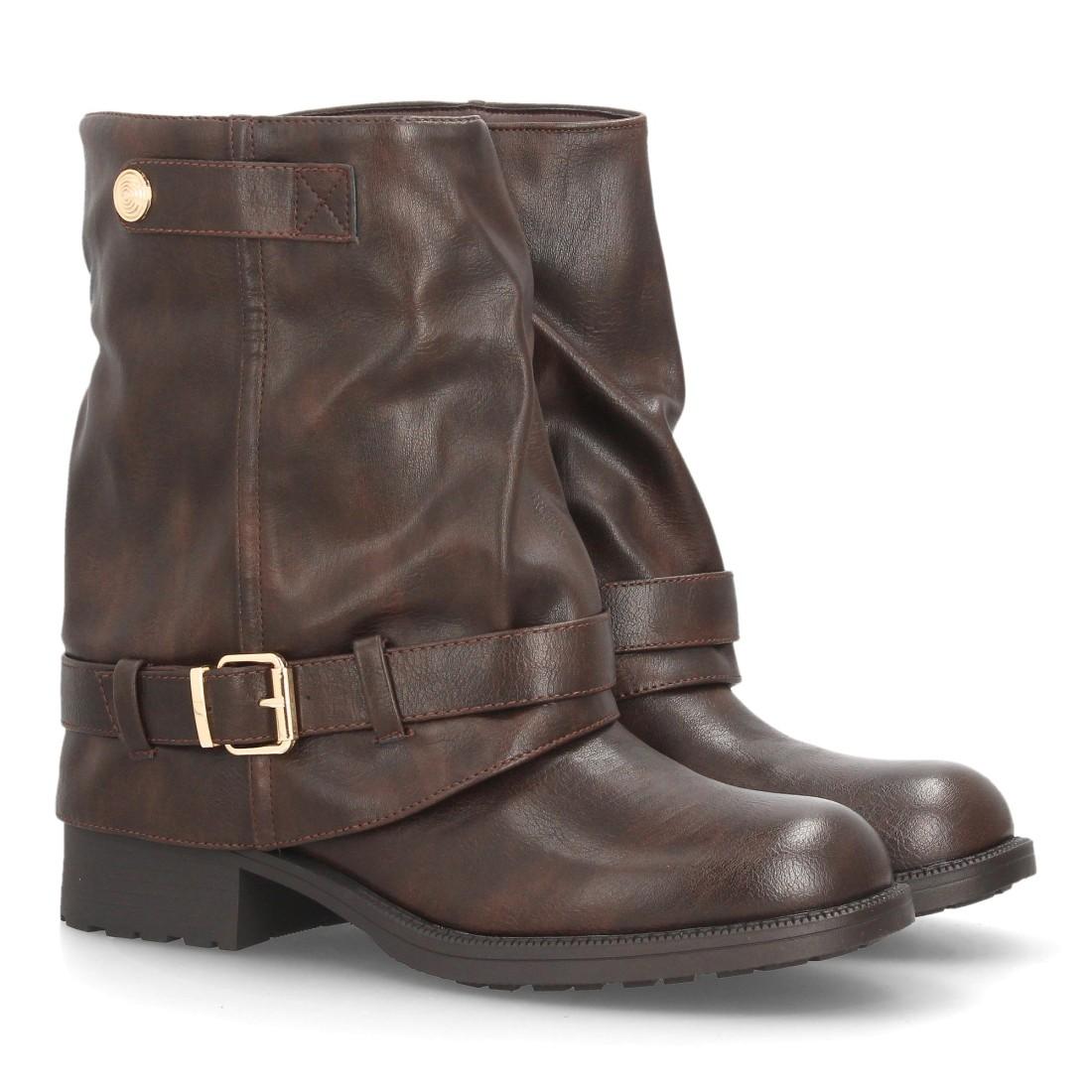 Botines moteros marrón chocolate de mujer con hebillas metálicas y tacón ancho.