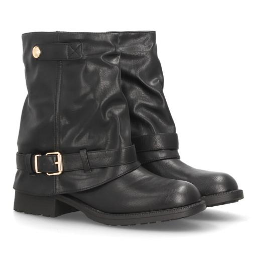 Botines negros de mujer estilo motero con correas decorativas y hebillas doradas. [1]