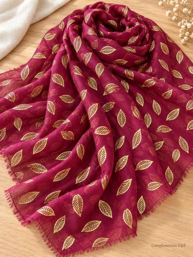 Pañuelo granate con estampado de hojas doradas sobre tejido ligero [1]
