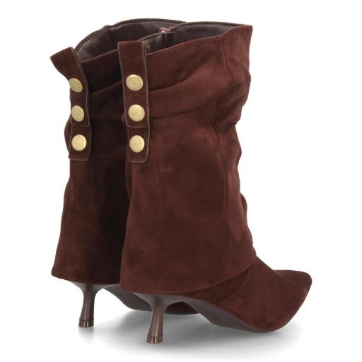 Botas de mujer marrón café de caña media fruncida con tacón fino y tachuelas doradas. [1]