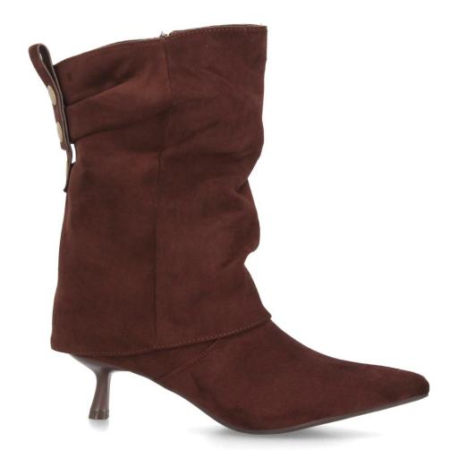 Botas marrones efecto ante con punta afilada y detalle de tachuelas traseras. [2]
